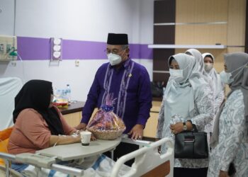 BUPATI HSS BERSAMA YAYASAN KANKER INDONESIA CABANG HSS JENGUK PASIEN KANKER DI RSUD BHHB