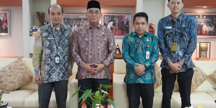 BUPATI TERIMA KUNJUNGAN DARI KEPALA BPS KAB. HSS