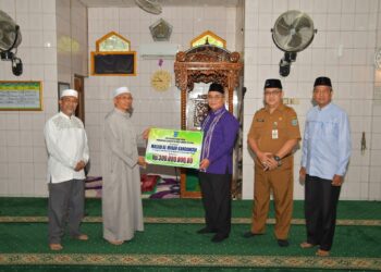 BUPATI HSS SERAHKAN DANA HIBAH BAGI PEMBANGUNAN TEMPAT IBADAH