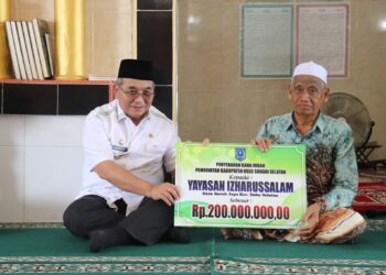 PENYERAHAN DANA HIBAH DI DAHA UTARA DAN DAHA SELATAN