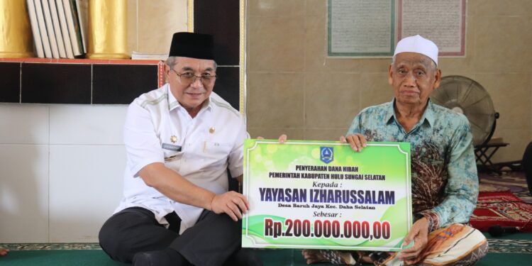 PENYERAHAN DANA HIBAH DI DAHA UTARA DAN DAHA SELATAN
