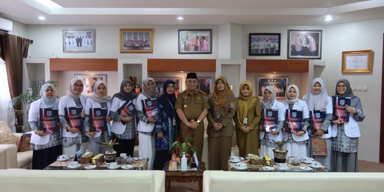 BERAKHIR MASA TUGASNYA, PELEPASAN 11 DOKTER PESERTA PROGRAM INTERNSHIP YANG BERTUGAS DI WILAYAH KAB. HSS DILAKSANAKAN LANGSUNG OLEH BUPATI HSS