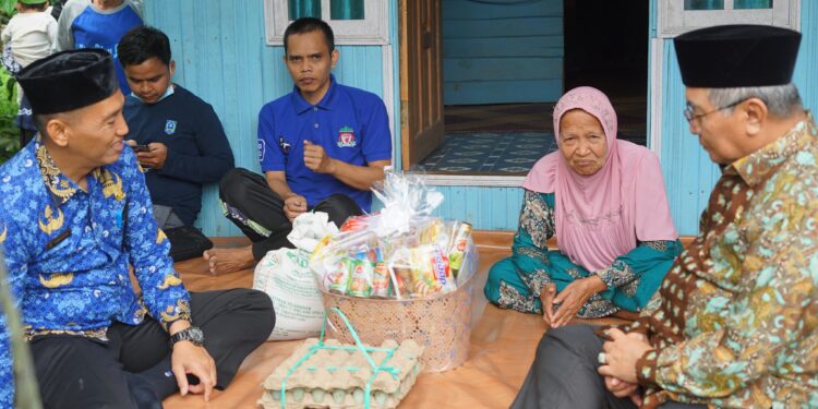 BUPATI HSS KEMBALI KUNJUNGI LANSIA ASUH