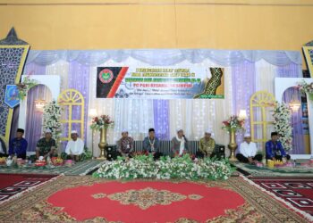 WABUP HSS HADIRI ACARA PERINGATAN ISRA MI’RAJ DAN HAUL ABAH GURU SEKUMPUL DI GEDUNG SERBA GUNA NING BULAN SIMPUR