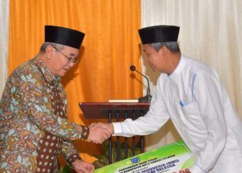 PEMERINTAH KABUPATEN HULU SUNGAI SELATAN MENYERAHKAN DANA HIBAH KEPADA MAJELIS ULAMA INDONESIA (MUI) HSS DAN DEWAN MESJID INDONESIA (DMI) HSS.