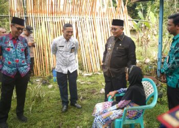 BUPATI HSS SERAHKAN BANTUAN KORBAN KEBAKARAN DI DESA TANIRAN SELATAN