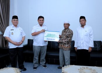 BUPATI HSS SAKSIKAN PENYERAHAN DANA HIBAH UPZ BANK KALSEL SYARIAH UNTUK LANGGAR ASY SYAMSU WAL QOMAR DESA TELUK HAUR