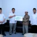 BUPATI HSS SAKSIKAN PENYERAHAN DANA HIBAH UPZ BANK KALSEL SYARIAH UNTUK LANGGAR ASY SYAMSU WAL QOMAR DESA TELUK HAUR