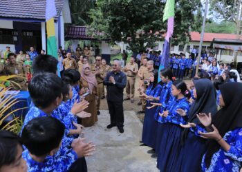 PENUH KEHANGATAN SILATURAHMI ANTARA BUPATI HSS DENGAN KELUARGA BESAR SMPN 1 LOKSADO