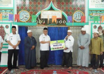 BUPATI HSS MENYERAHKAN BANTUAN BERUPA DANA HIBAH BAGI TEMPAT IBADAH UNTUK WILAYAH KECAMATAN SUNGAI RAYA