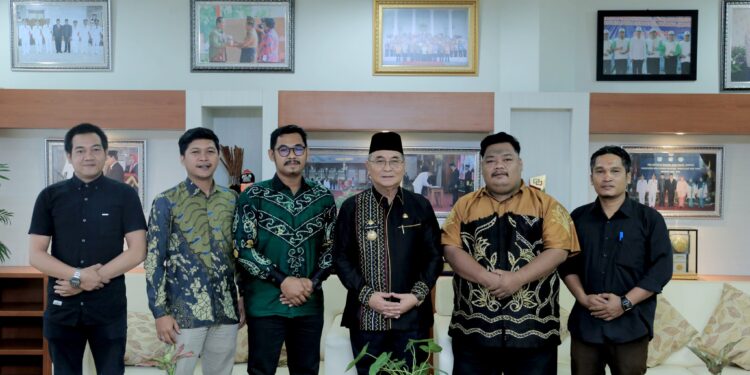 BUPATI HSS TERIMA DEWAN KESENIAN KABUPATEN HSS YANG AKAN LAKUKAN MUSYAWARAH KESENIAN UNTUK MEMPERSIAPKAN KEPENGURUSAN YANG BARU