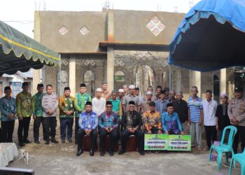 BUPATI HSS SERAHKAN DANA HIBAH UNTUK PEMUGARAN 2 LANGGAR DI KECAMATAN PADANG BATUNG