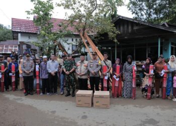BUPATI HSS SERAHKAN LANGSUNG BANTUAN SOSIAL BENTUK KEPEDULIAN KEPADA MASYARAKAT YANG TERKENA MUSIBAH BANJIR BANDANG DI DUSUN BUKUANIN
