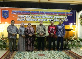 BUPATI HSS SERAHKAN 3 SK PENSIUN PURNA TUGAS PEJABAT TINGGI PRATAMA DAN PEJABAT ADMINISTRATOR LINGKUP PEMKAB HSS