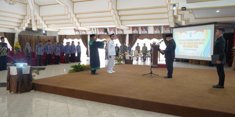 BUPATI HSS LANTIK KEPALA DESA BAMBAN UTARA PENGGANTI ANTAR WAKTU