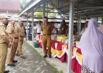 BUPATI HSS TINJAU GELAR PANGAN MURAH DI DESA BAMBAN