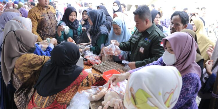 KENDALIKAN INFLASI SEKALIGUS MEMENUHI KEBUTUHAN MASYARAKAT JELANG BULAN SUCI RAMADHAN, PEMKAB HSS GELAR PASAR PANGAN MURAH