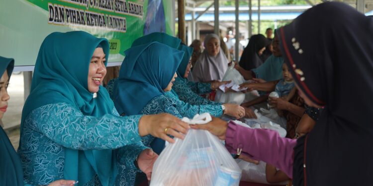 ANTUSIAS MASYARAKAT ANGKINANG DAN TELAGA LANGSAT SERBU PASAR MURAH TP. PKK KAB. HSS