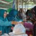 ANTUSIAS MASYARAKAT ANGKINANG DAN TELAGA LANGSAT SERBU PASAR MURAH TP. PKK KAB. HSS