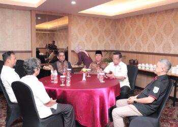 WAKIL BUPATI HSS SAKSIKAN SERAH TERIMA HASIL PEMERIKSAAN LAPORAN PERTANGGUNGJAWABAN PORPROV XI KALIMANTAN SELATAN