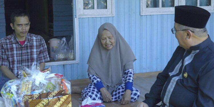 MENYAMBUT BULAN RAMADAN BUPATI HSS KUNJUNGI LANSIA ASUH