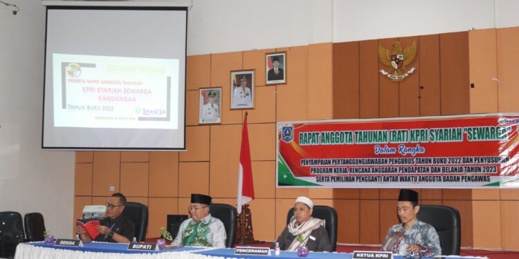 BUKA RAT KPRI SYARIAH SEWARGA, BUPATI: TUGAS KOPERASI SYARIAH ADALAH MENYEJAHTERAKAN ANGGOTANYA