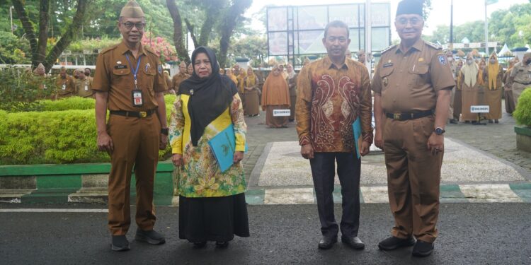 BUPATI HSS SERAHKAN LANGSUNG SK PURNA TUGAS