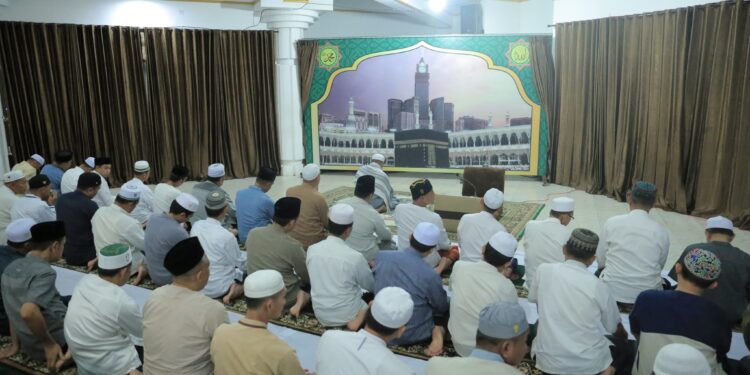 BUPATI HSS BESERTA JAJARANNYA KEMBALI LAKSANAKAN SHOLAT ISYA DAN TARAWIH BERJAMAAH DI PENDOPO KABUPATEN
