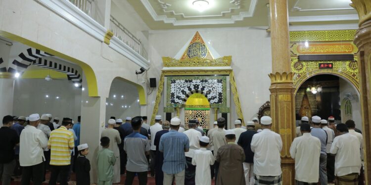 BUPATI HSS BESERTA JAJARANNYA LAKSANAKAN SHOLAT ISYA DAN TARAWIH BERJAMAAH DI MESJID AL-ABRAR DESA GAMBAH LUAR, KECAMATAN KANDANGAN