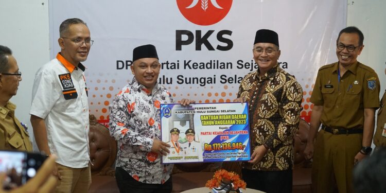 BUPATI HSS DRS. H. ACHMAD FIKRY M.AP SERAHKAN DANA HIBAH KEPADA PARTAI POLITIK DAN ORGANISASI MASYARAKAT.