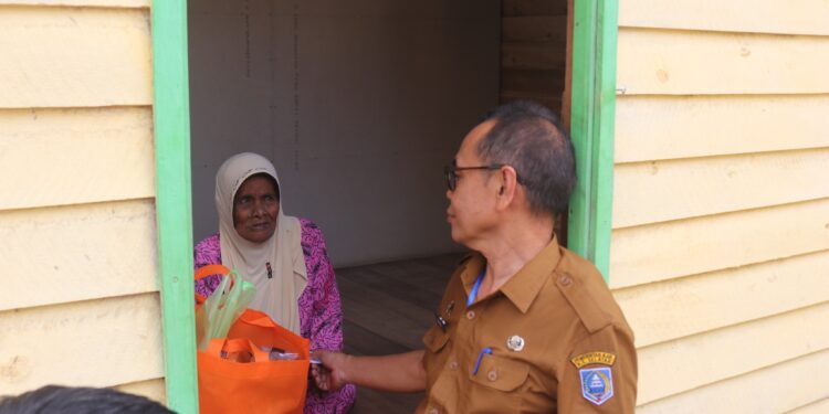 SEKDA KAB. HSS KUNJUNGI LANSIA ASUHNYA