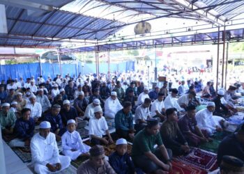 SEKDA KABUPATEN HSS LAKSANAKAN SHOLAT IDUL FITRI BERSAMA KELUARGA DAN MASYARAKAT
