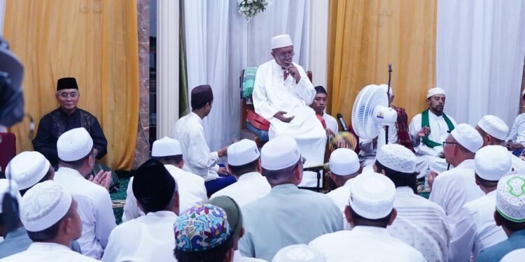 BUPATI HSS HADIRI HAUL DATU DAHA DI LANGGAR ASY SYAMSU WAL QAMAR DESA TELUK HAUR DAHA UTARA