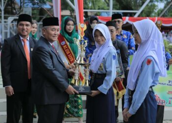 BUPATI HSS BESERTA JAJARAN SERAHKAN TROPHY JUARA FLS2N TINGKAT KAB. HSS