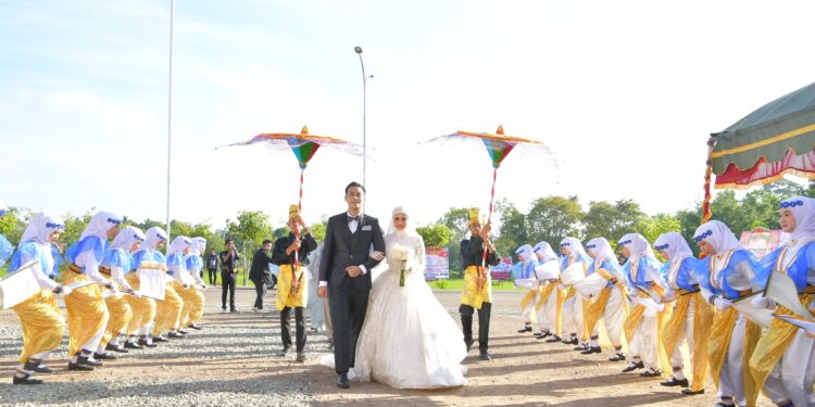 BUPATI HSS BERSAMA ISTERI DAN WABUP HSS BERSAMA ISTERI HADIRI RESEPSI PERNIKAHAN dr. GITA MAGVIRA PRABINA DENGAN MUHAMMAD RAIS AL AZHAR, S.Ak