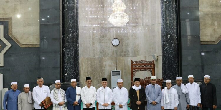 JAJARAN PEMKAB HSS LAKSANAKAN SHALAT SUBUH BERJAMAAH DI MASJID RAYA DARUSSALAM PALANGKA RAYA