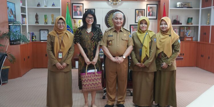 SELESAI BERTUGAS DI RS DAHA SEJAHTERA, DOKTER SPESIALIS KANDUNGAN PAMIT KE BUPATI HSS