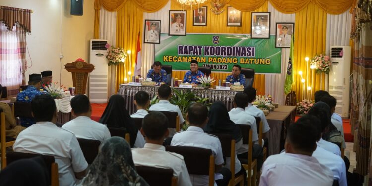 BUPATI HSS BERIKAN PEMBINAAN DI RAKOR KECAMATAN PADANG BATUNG