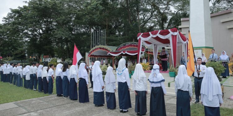 BUPATI HSS BERHARAP KEPADA 1.044 SISWA/SISWI KELAS IX YANG DIKUKUHKAN AGAR MELANJUTKAN SEKOLAH KE JENJANG LEBIH TINGGI