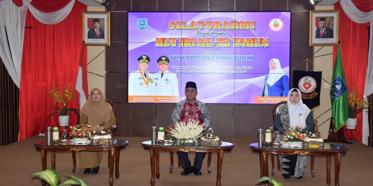 HADIRI HUT IBI KE 72 TAHUN, BUPATI HSS INGIN BIDAN BERPERAN UNTUK MENEKAN ANGKA KEMATIAN IBU DAN BAYI