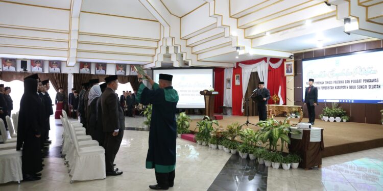 8 PEJABAT PIMPINAN TINGGI PRATAMA DAN 7 PEJABAT PENGAWAS LINGKUP PEMKAB HSS DILANTIK