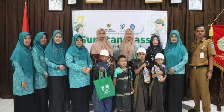 KETUA TP. PKK KAB. HSS BERIKAN SEMANGAT KEPADA ANAK-ANAK YANG IKUT SUNATAN MASSAL