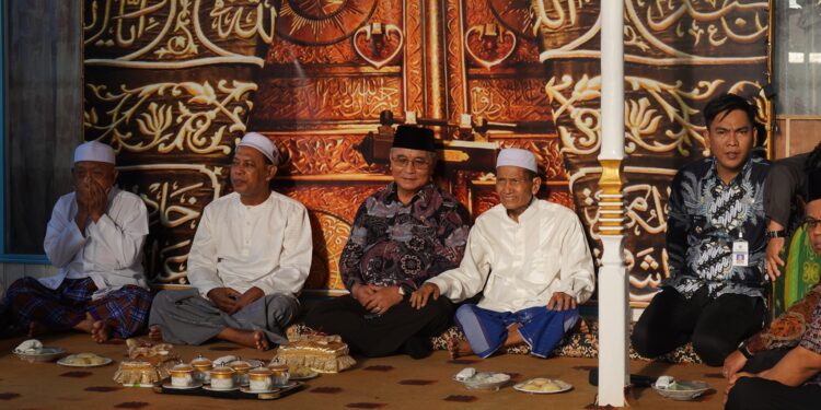 BUPATI HSS SERAHKAN BANTUAN BAGI MAJELIS DAN GRUP HABSY