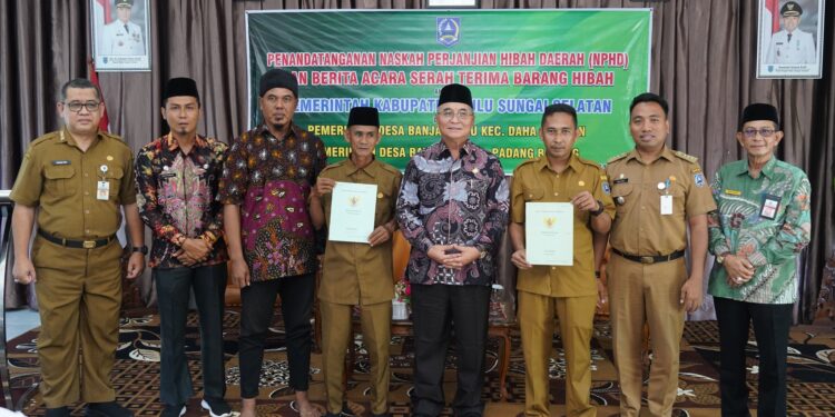 BUPATI HSS SERAHKAN HIBAH TANAH BAGI DESA BANJARBARU DAN BATU BINI