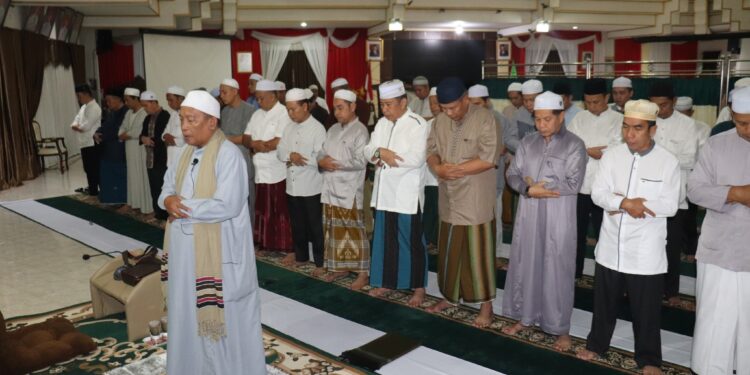 KUPAS BEBERAPA SIFAT ALLAH, USTADZ ELIANSYAH ISI PENGAJIAN SUBUH BERSAMA PEMKAB HSS