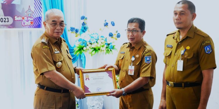 BUPATI HSS SERAHKAN PIAGAM PENGHARGAAN KEPADA 3 PERANGKAT DAERAH BERPRESTASI