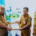 BUPATI HSS SERAHKAN PIAGAM PENGHARGAAN KEPADA 3 PERANGKAT DAERAH BERPRESTASI