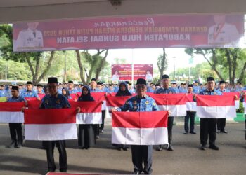 PEMKAB HSS LAKSANAKAN PENCANANGAN GERAKAN PEMBAGIAN DAN PENGIBARAN BENDERA MERAH PUTIH PADA APEL HARI KESADARAN NASIONAL