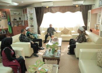 BUPATI HSS TERIMA SILATURAHMI DARI PERWAKILAN SMAN 1 KANDANGAN DENGAN PENUH KEKELUARGAAN DAN KEAKRABAN