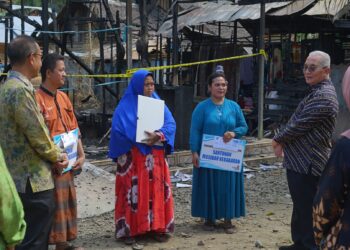 BUPATI HSS SERAHKAN SANTUNAN KEBAKARAN